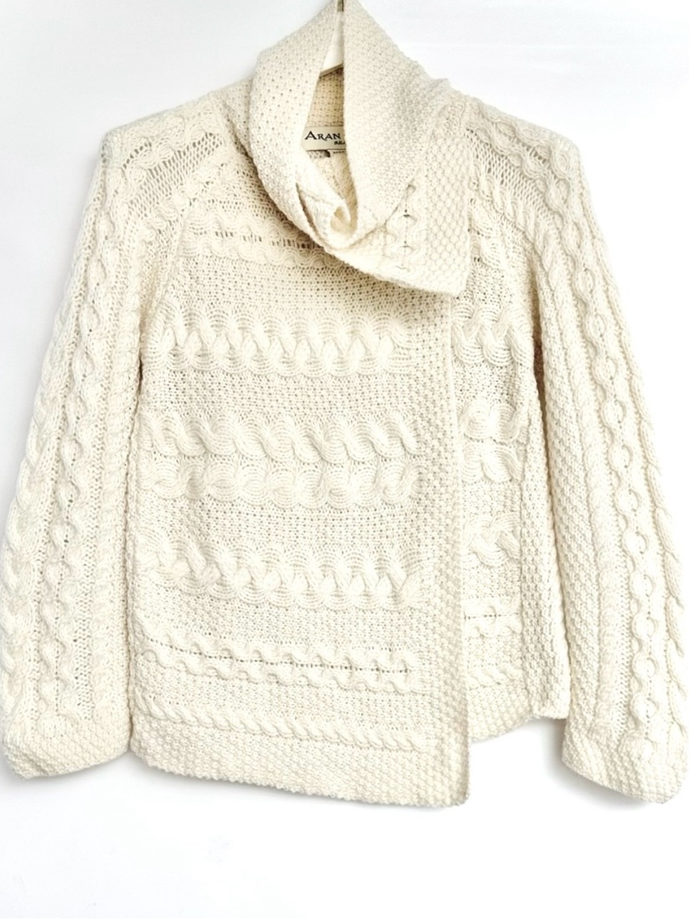 Aran Mõr 100% merino wool Made in Ireland Cable-knit cardigan- Cream